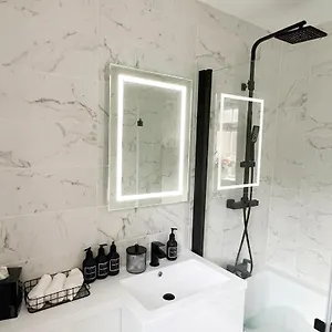 https://stunning-newly-decorated-one-bedroom-flat-with-own.cambridgehotelsuk.com